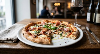 Pizza Prosciutto und Funghi